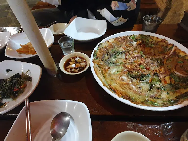 테이블 위에 놓여진 음식들