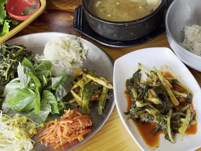 다채로운 나물들이 정갈하게 담긴 보리밥 한 상 차림