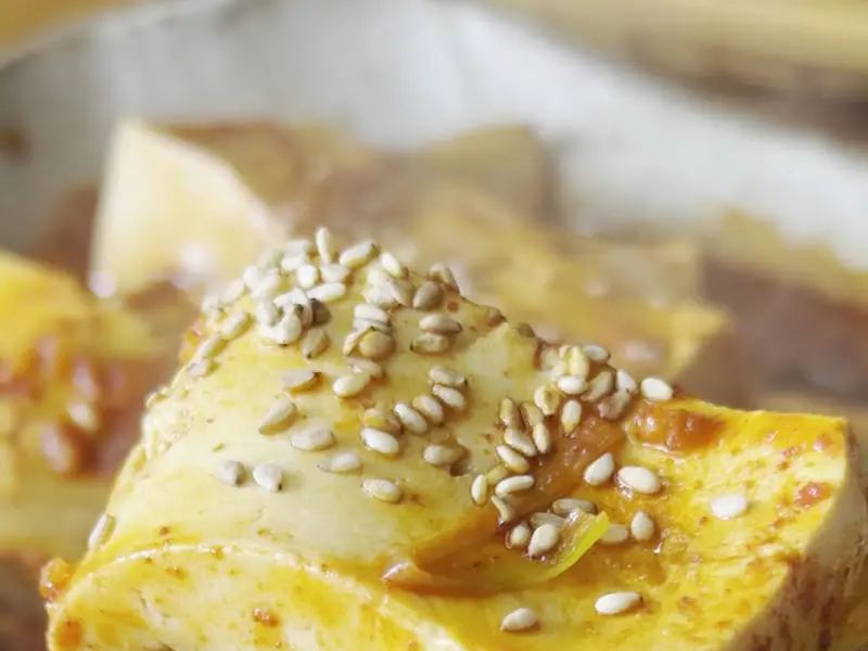 윤기가 자르르 흐르는 두부두루치기의 클로즈업