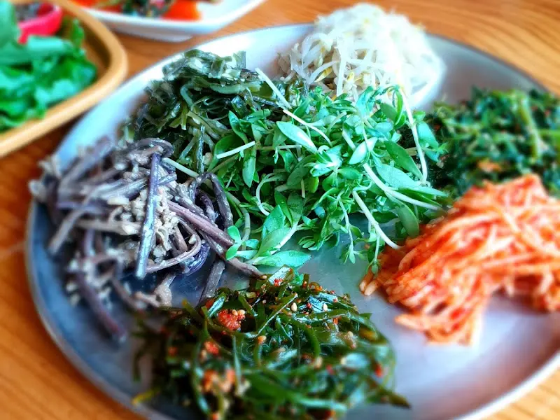 보리밥에 비벼먹기 좋게 다양한 나물들이 담겨 나온 모습