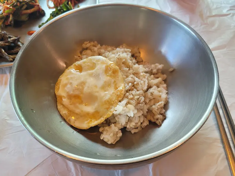 보리밥과 계란후라이