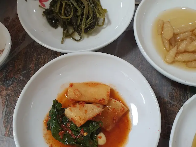 정갈하게 담긴 밑반찬 클로즈업