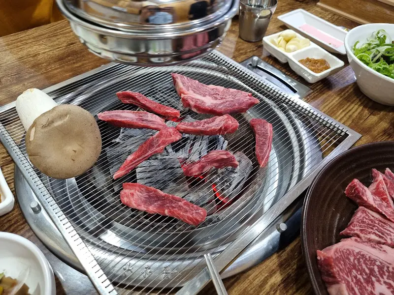 숯불 위에 구워지는 소고기