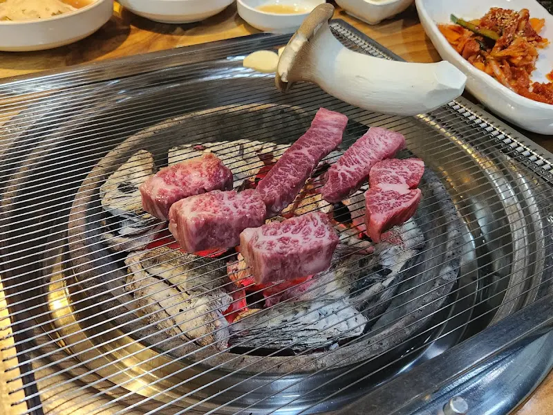 숯불 위에 구워지는 소고기