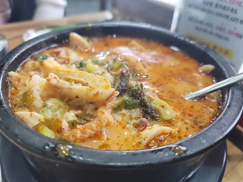 뚝배기 안에서 끓고 있는 내장탕