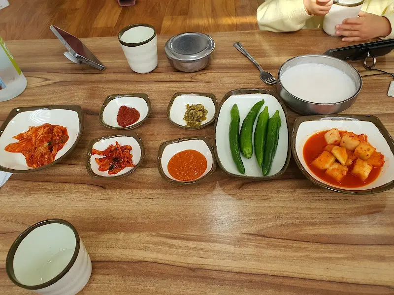 테이블 가득 차려진 밑반찬과 곰탕