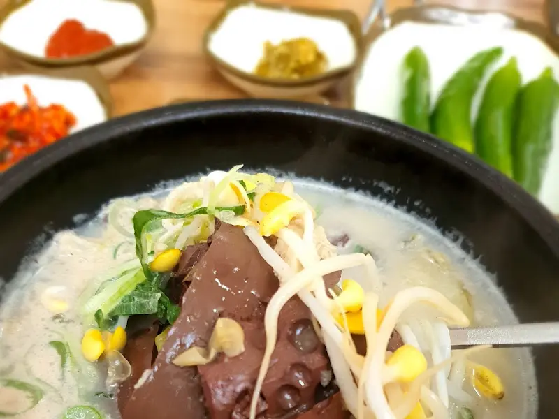 하얀 국물의 선지해장국