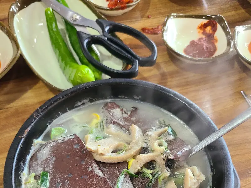 선지해장국과 반찬들