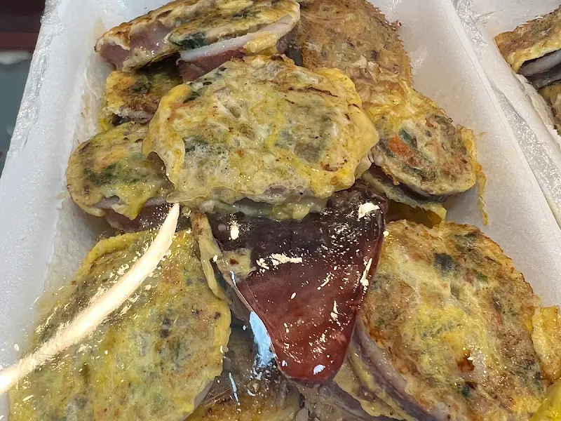 계란 옷을 입고 노릇하게 구워진 오징어순대의 모습