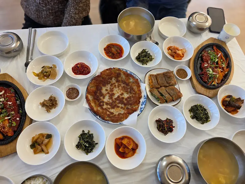 푸짐하게 차려진 산마을식당의 가족세트 한상차림