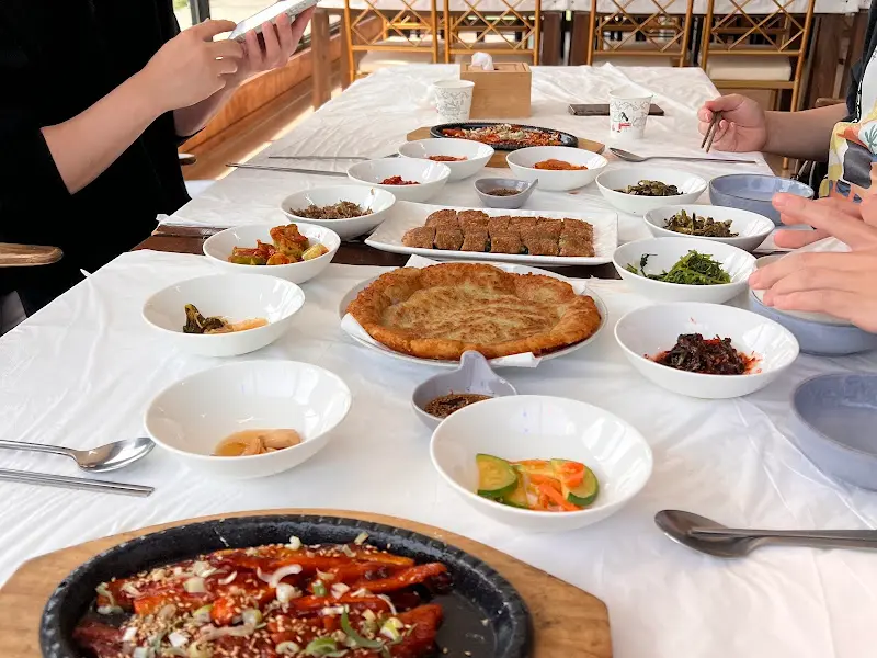 정갈하게 담겨 나온 메밀전병, 감자전