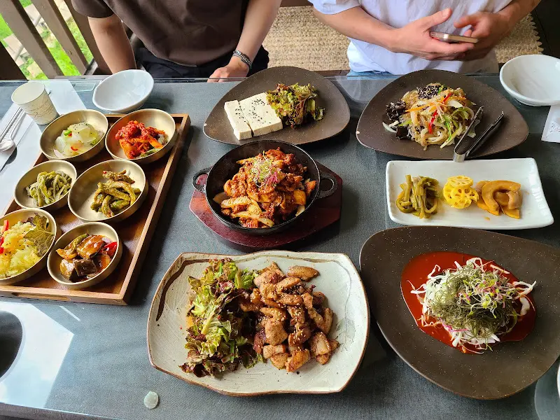 정갈하게 차려진 한 상