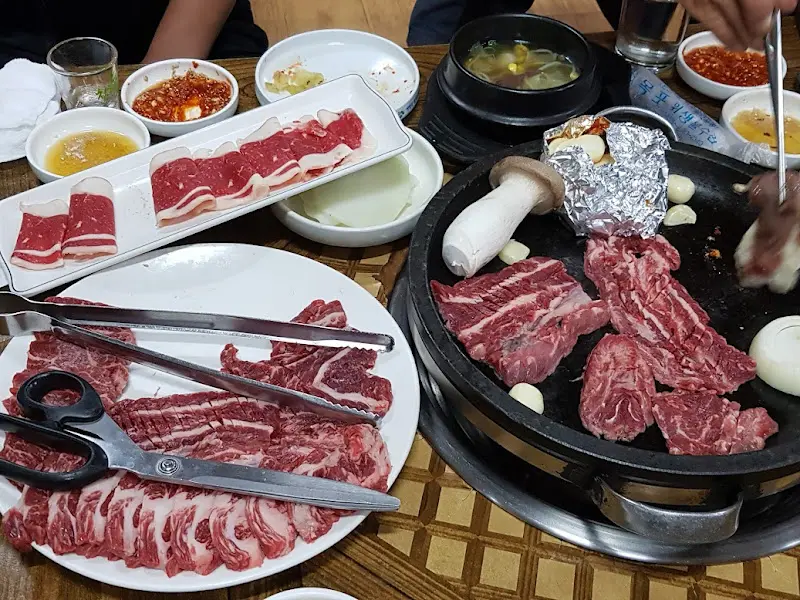 육회비빔밥과 구워먹는 고기