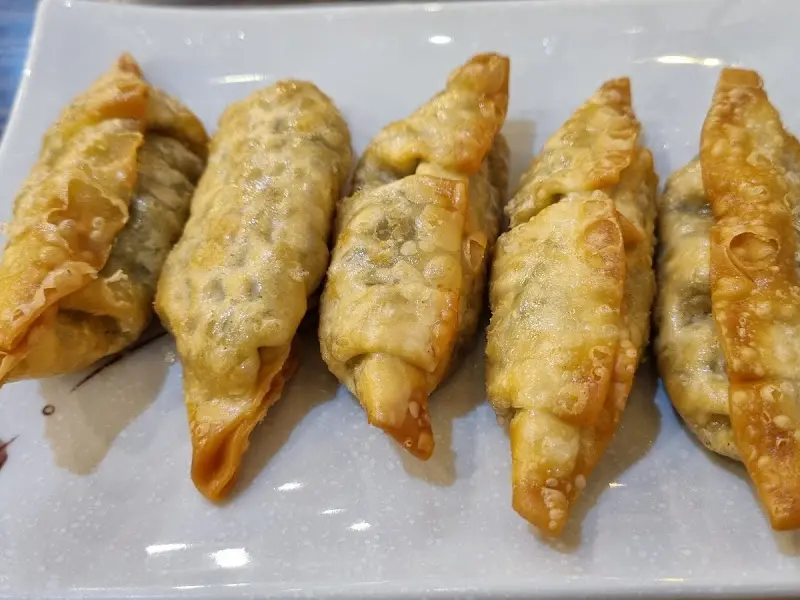 노릇하게 튀겨진 군만두