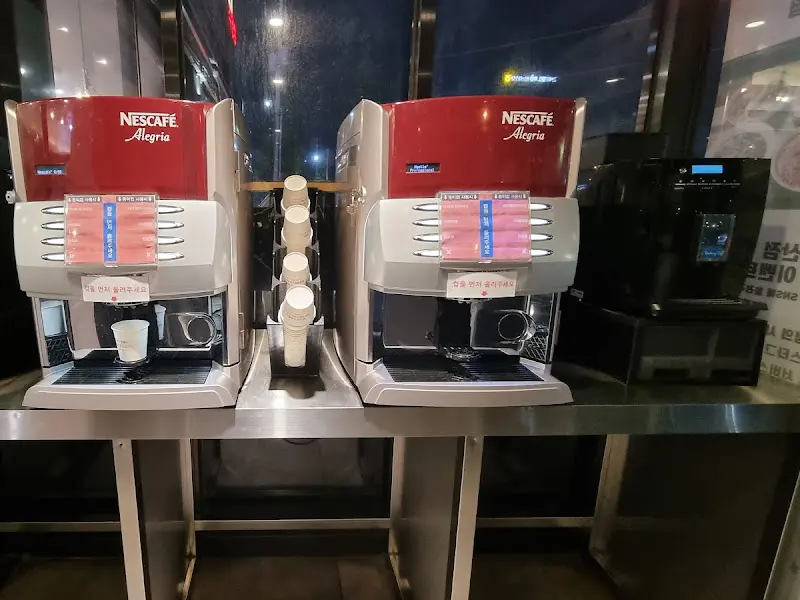 깔끔하게 정돈된 커피 머신