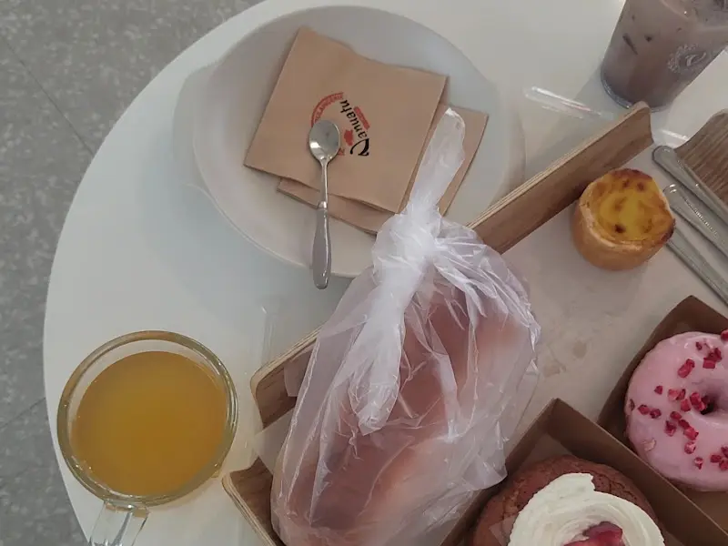 테이블 위에 놓인 빵과 음료