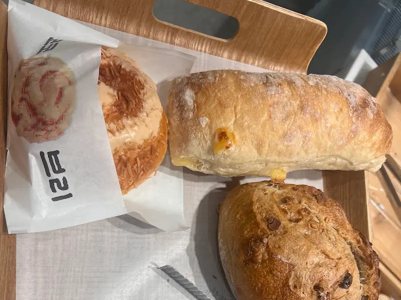 나무 쟁반에 담겨진 빵들