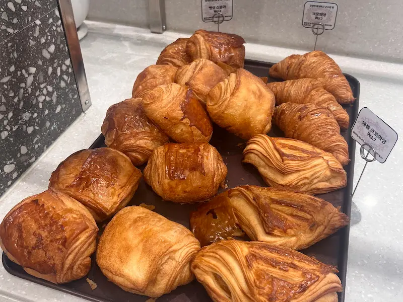 쟁반 위에 가득 놓인 빵들