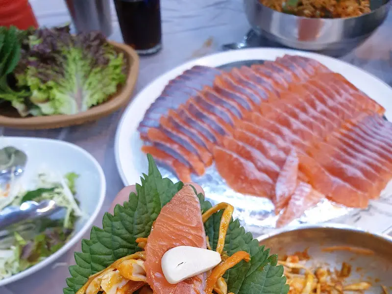 싱싱한 쌈 채소와 송어회의 조화