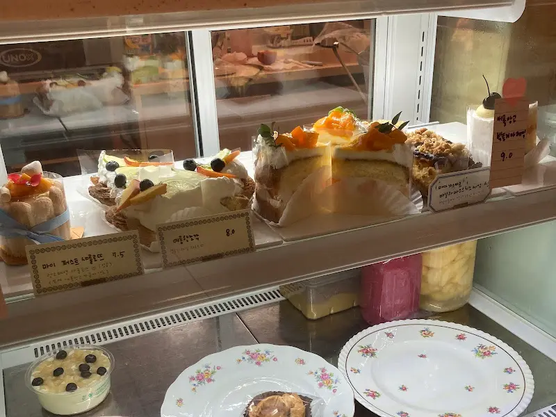 쇼케이스 안의 케이크