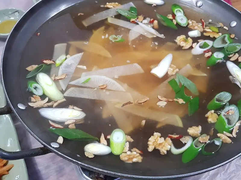 채소가 가득한 연포탕 육수