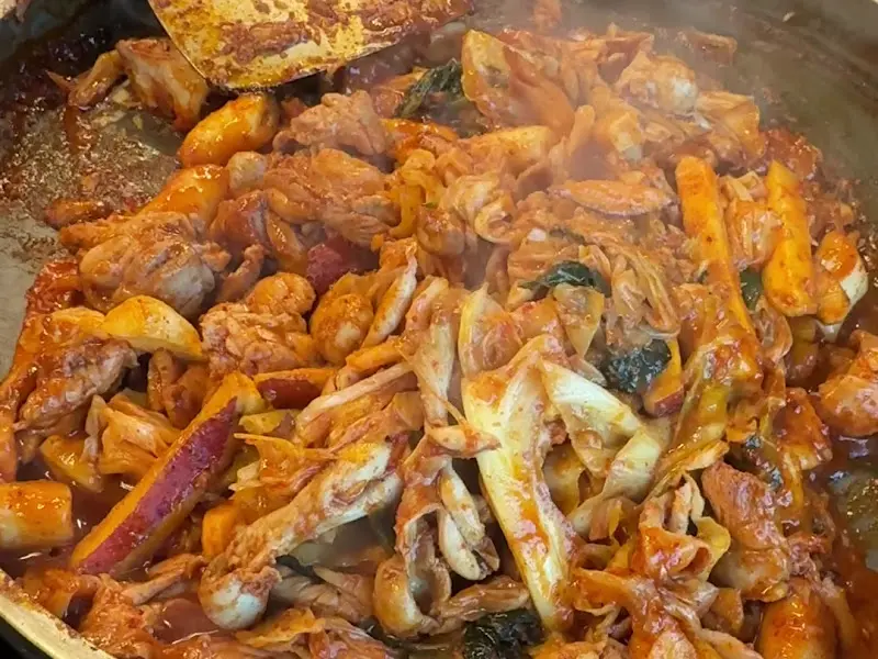 맛있게 익어가는 닭갈비