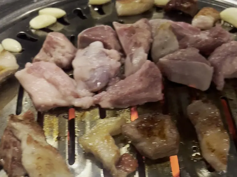 불판 위에서 익어가는 돼지고기