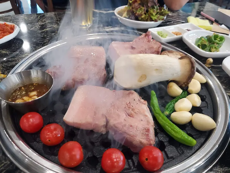 노릇하게 구워진 흑돼지