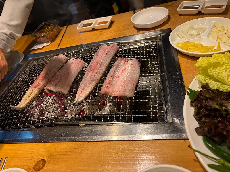 숯불 위에서 익어가는 장어