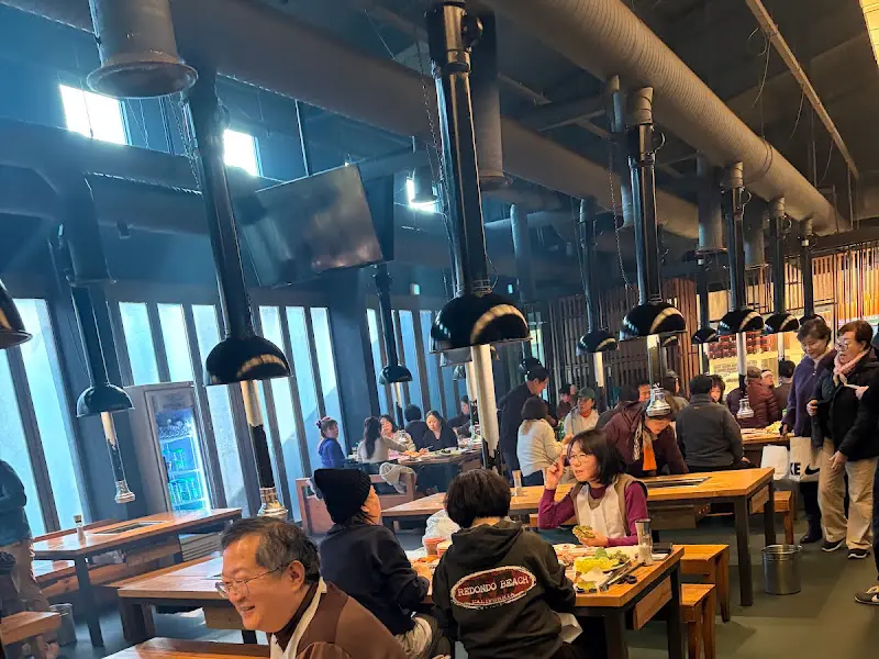 넓은 식당 내부