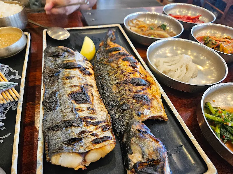 고등어구이와 밑반찬