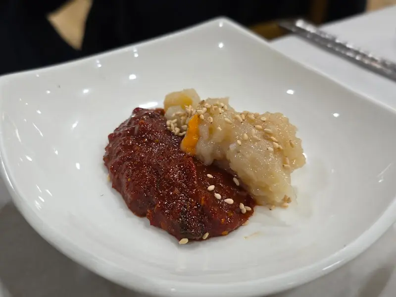 신선한 해산물이 가득한 밑반찬