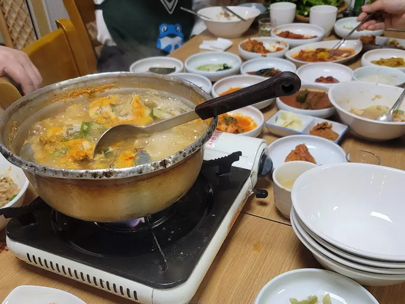 한상 가득 차려진 음식