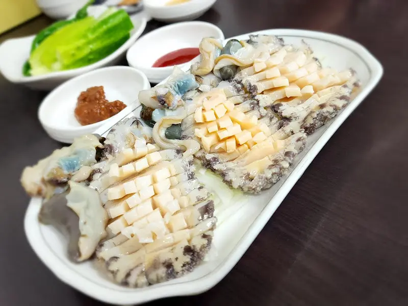 싱싱한 전복회 한 상