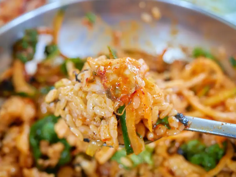 서대회무침 비빔밥을 한 숟갈 크게 뜬 모습
