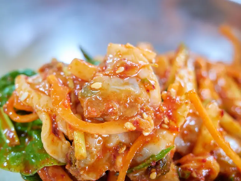 젓가락으로 서대회무침을 집어 올린 모습