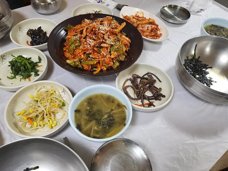 서대회무침과 다양한 밑반찬이 놓인 테이블 전경