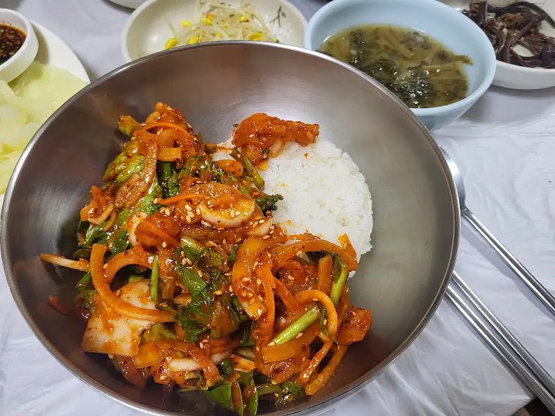 밥 위에 서대회무침을 얹은 모습