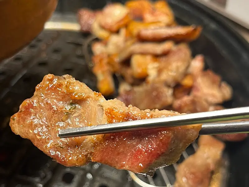 미진축산에서 젓가락으로 집은 고기