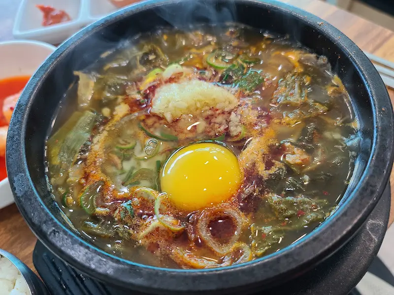 계란을 톡 터뜨린 소고기 해장국