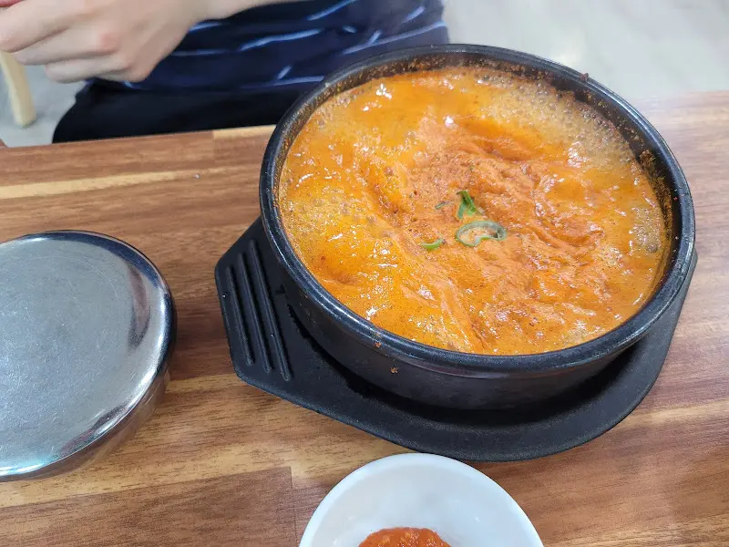 뚝배기에 담겨 나오는 소고기 해장국