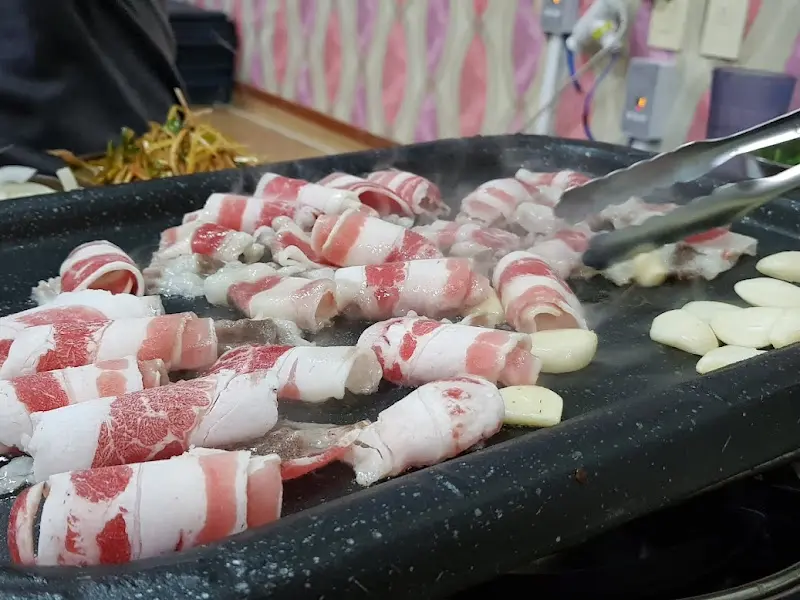 차돌박이가 구워지고 있는 불판