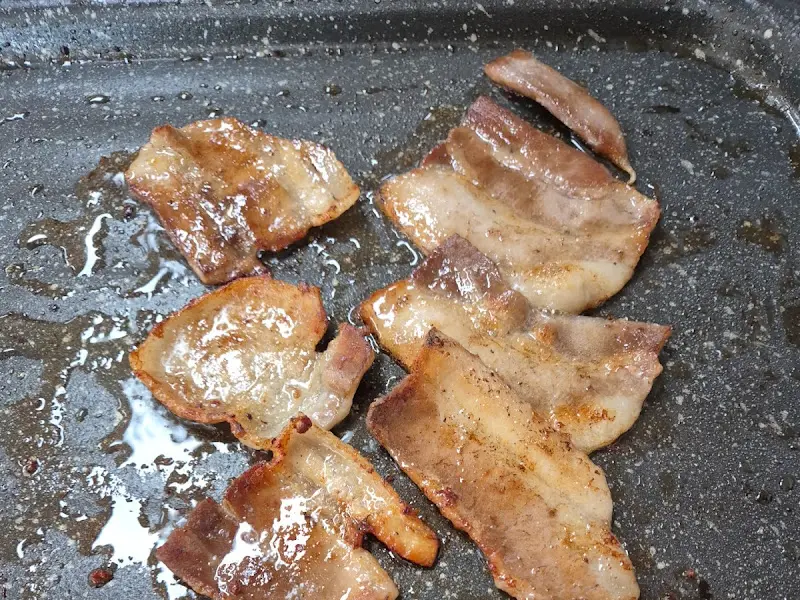 노릇하게 구워진 돼지고기