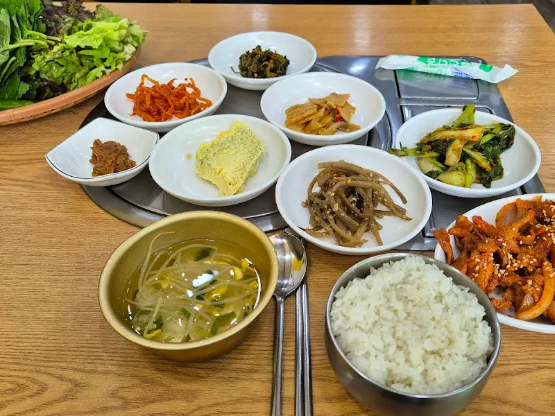 정갈하게 차려진 반찬들