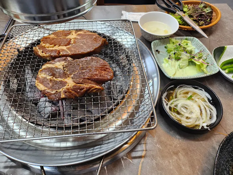 숯불 위에 구워지는 양념갈비