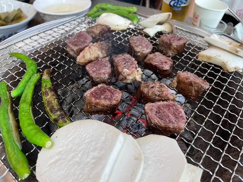 숯불 위에 익어가는 우대갈비