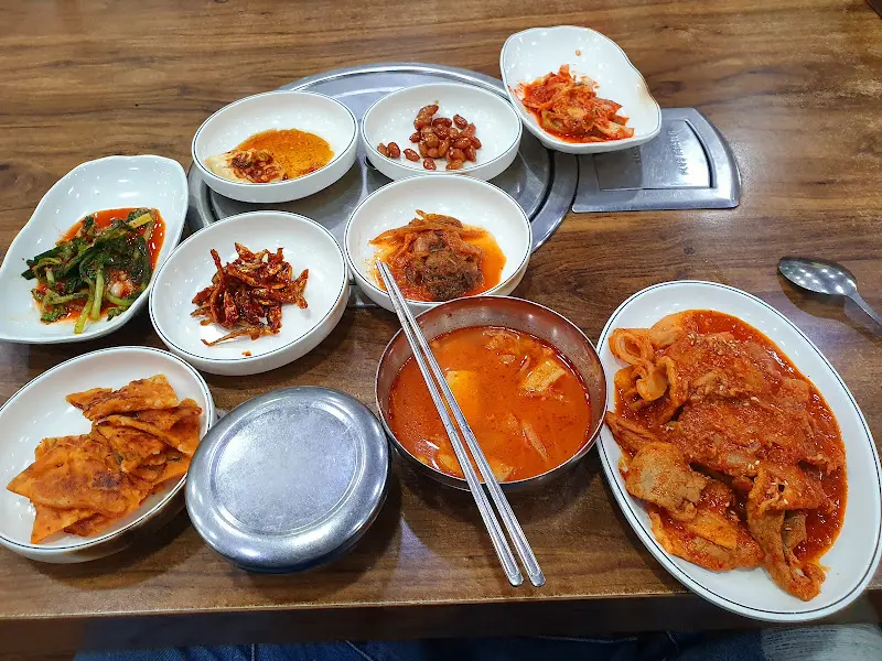 푸짐한 반찬과 제육볶음