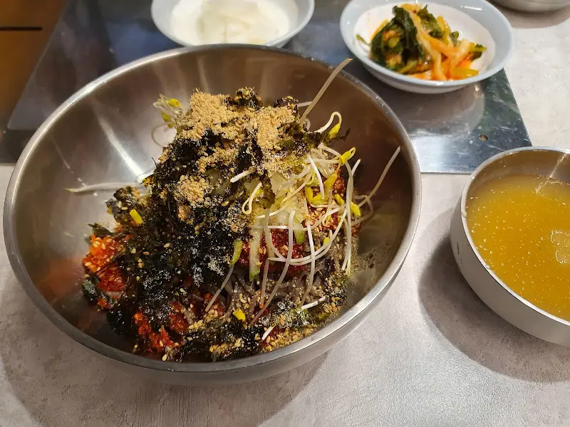 메밀 막국수와 곁들임 반찬