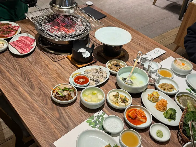 다채로운 밑반찬이 차려진 테이블 전경