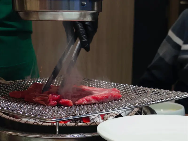 직원들이 직접 구워주는 고기의 모습
